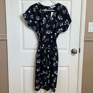New Womens medium Suzy Shier dress